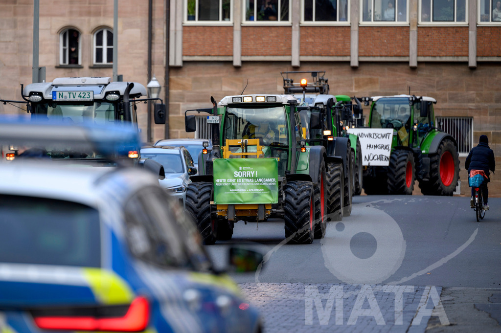 _DWA4206 | Bauerndemo gegen Agrarpolitik der Bundesregierung  auf dem Straße Obstmarkt und Hauptmarkt . Nürnberg, 08.01.2024 - Realisiert mit Pictrs.com