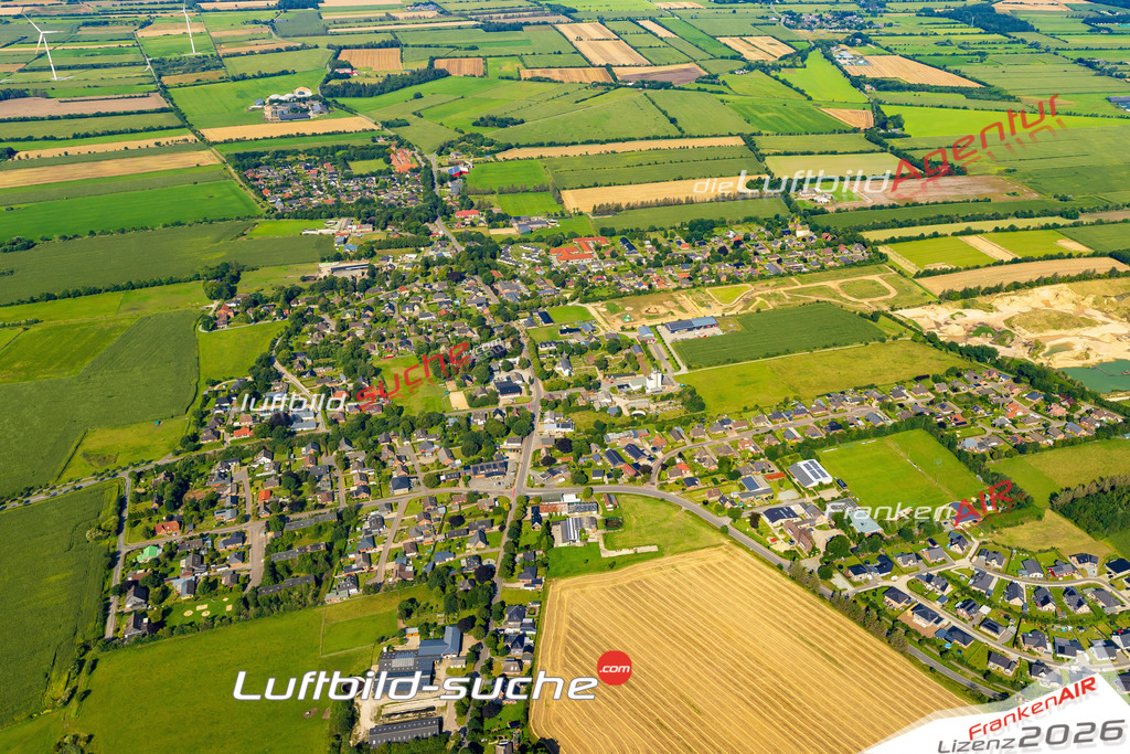 Bild der Stadt Ladelund - Die Luftaufnahme wurde 2025 vom UL-Flugzeug heraus erstellt ( keine Drohne ) - Hochauflösende Luftaufnahme - für professionelle Ausdrucke geeignet. Die Geschenkidee !Hier alle&nbsp;Infos zur Lizenzierung der LuftaufnahmeWir fliegen auch dieses Jahr wieder in Ihre Region um Luftbilder zu erstellen.- Luftbild anfragen