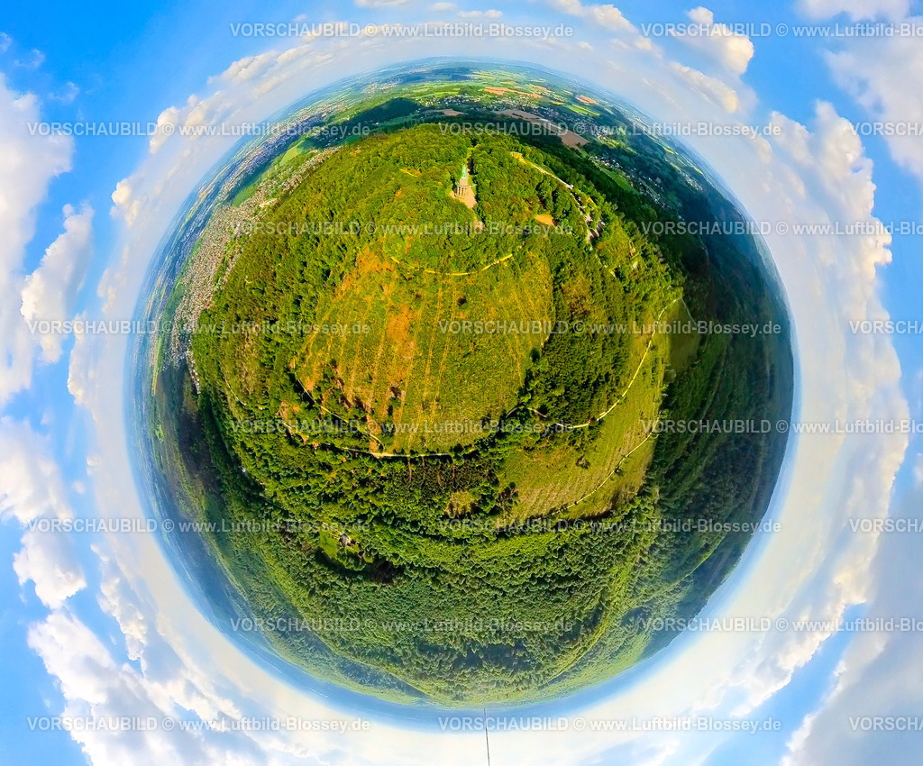 Detmold24059071Hermannsdenkmal | Luftbild, Hermannsdenkmal im Teutoburger Wald, kulturelle Statue des Cheruskerfürsten nach Entwürfen von Ernst von Bandel, Waldgebiet mit Waldschäden, Erdkugel, Fisheye Aufnahme, Fischaugen Aufnahme, 360 Grad Aufnahme, tiny world, little planet, fisheye Bild, Hiddesen, Detmold, Ostwestfalen, Nordrhein-Westfalen, Deutschland