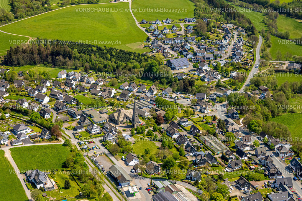 Schmallenberg240505258Gleidorf | Luftbild, Ortsansicht mit kath. Herz-Jesus-Kirche, Gemeinschaftsteilstandort Gleidorf der katholischen Grundschule, Kindergarten Kita Gleidorf, Gleidorf, Schmallenberg, Sauerland, Nordrhein-Westfalen, Deutschland