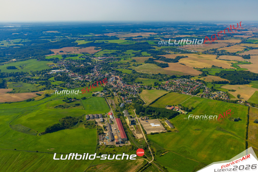 Luftaufnahme der Stadt Brüel - Die Luftaufnahme wurde 2025 vom UL-Flugzeug heraus erstellt ( keine Drohne ) - Hochauflösende Luftaufnahme - für professionelle Ausdrucke geeignet. Die Geschenkidee !Hier alle&nbsp;Infos zur Lizenzierung der LuftaufnahmeWir fliegen auch dieses Jahr wieder in Ihre Region um Luftbilder zu erstellen.- Luftbild anfragen
