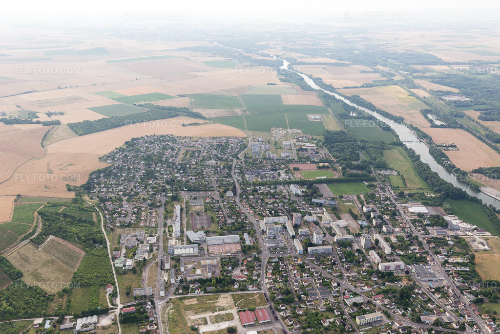 Aerial view: View of the town in Joigny in the state Yonne, France. – Photo: IMG_101305.jpg taken on 06/25/2017 by Werner Riehm/FLY-FOTO.com – Resolution of the original: 5472 x 3648 px