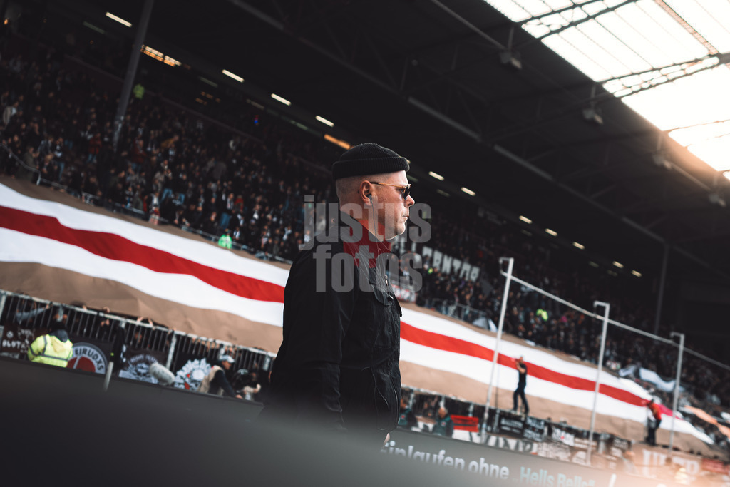 Fußball | Männer | Saison 2023/2024 | 2. Fußball-Bundesliga | 31. Spieltag | FC St. Pauli vs. FC Hansa Rostock | 26.04.2024 | König Boris (Fettes Brot) im Stadion