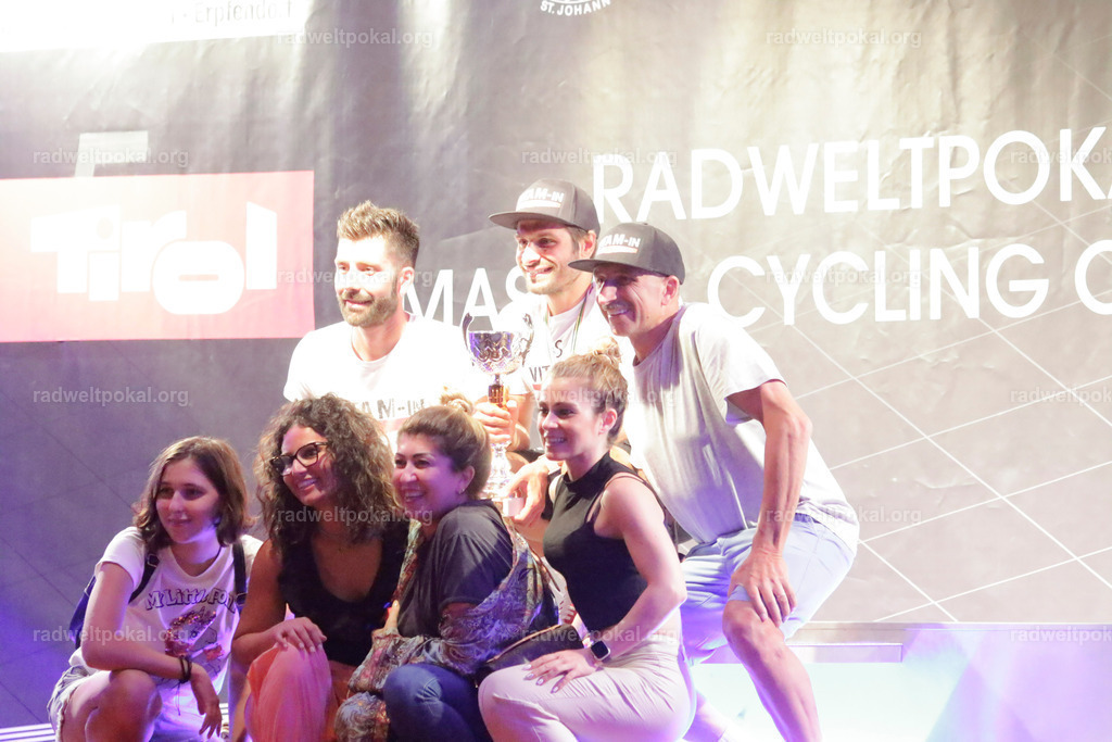 1537_20230817_Bewerb_Maenner_Muehlanger | AUT - OESTERREICH, 2023-08-16: SPORT RENNRAD-FAHREN - 55. INTERNATIONALER RADWELTPOKAL IN ST. JOHANN IN TIROL  - Vintage-Radrennen mit WM-Bronze-Medaillen-Siegerin Christina Schweinberger, den Teilnehmer und Alexander Baumann (vom Orginastions-Team) - TAG 2 BEWERB MAENNER IN SECHS GRUPPEN  ; Foto: Roland Muehlanger