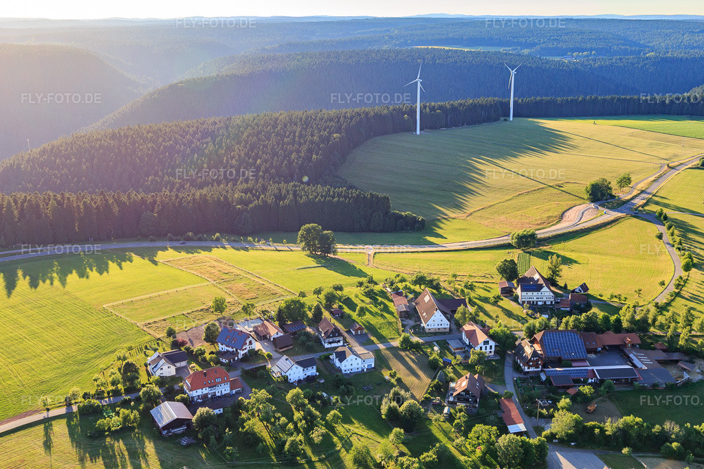 Luftbild: Dorfansicht aus Osten mit zwei Windkraftanlagen im Ortsteil Äußerer Vogelsberg in Loßburg im Bundesland Baden-Württemberg in Deutschland. Foto: IMG_148972.jpg vom 28.06.2025 durch Werner Riehm/FLY-FOTO.de