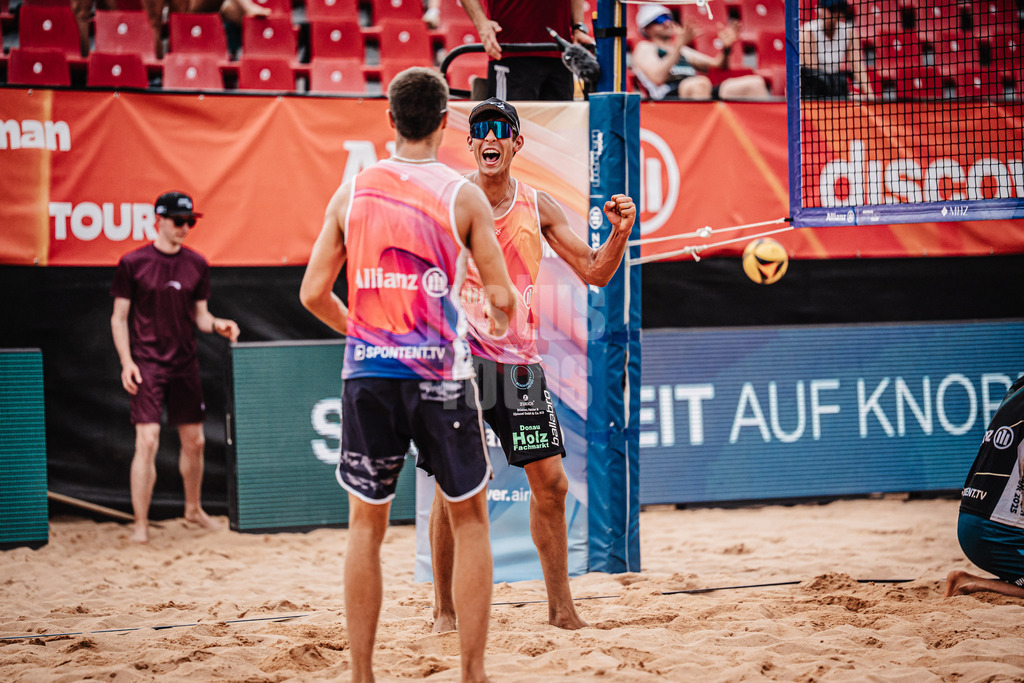 Beachvolleyball | München | Allianz German Beach Tour 2025 | Tourstop München | 03.07.2025 | v.r. Valentin Schneckenburger und Yannick Bibelriether jubeln