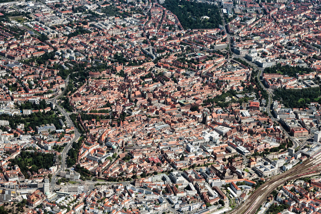 dr__0071330.jpg | NüRNBERG 12.08.2021 Stadtgebiet mit Außenbezirken und Innenstadtbereich in Nürnberg im Bundesland Bayern, Deutschland. // City area with outside districts and inner city area in Nuremberg in the state Bavaria, Germany. Foto: Daniel Reiter