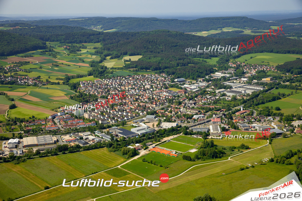 Das Luftbild zeigt  Hersbruck - Die Luftaufnahme wurde 2023 vom UL-Flugzeug aus erstellt ( keine Drohne ) - Hochauflösende Luftaufnahme - Für grossformatige Ausdrucke geeignet. Die Geschenkidee !Mit Lizenz und Bildrechte bestellbar