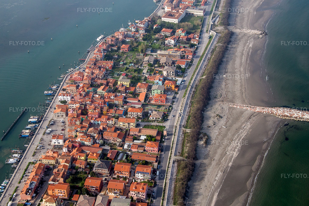 Luftbild: Siedlungsgebiet im Ortsteil Pellestrina in Venedig in Pellestrina im Bundesland Venetien in Italien.Foto: IMG_087440.jpg vom 06.04.2016 durch Werner Riehm/FLY-FOTO.deAuflösung des Originals: 5221 x 3481 px