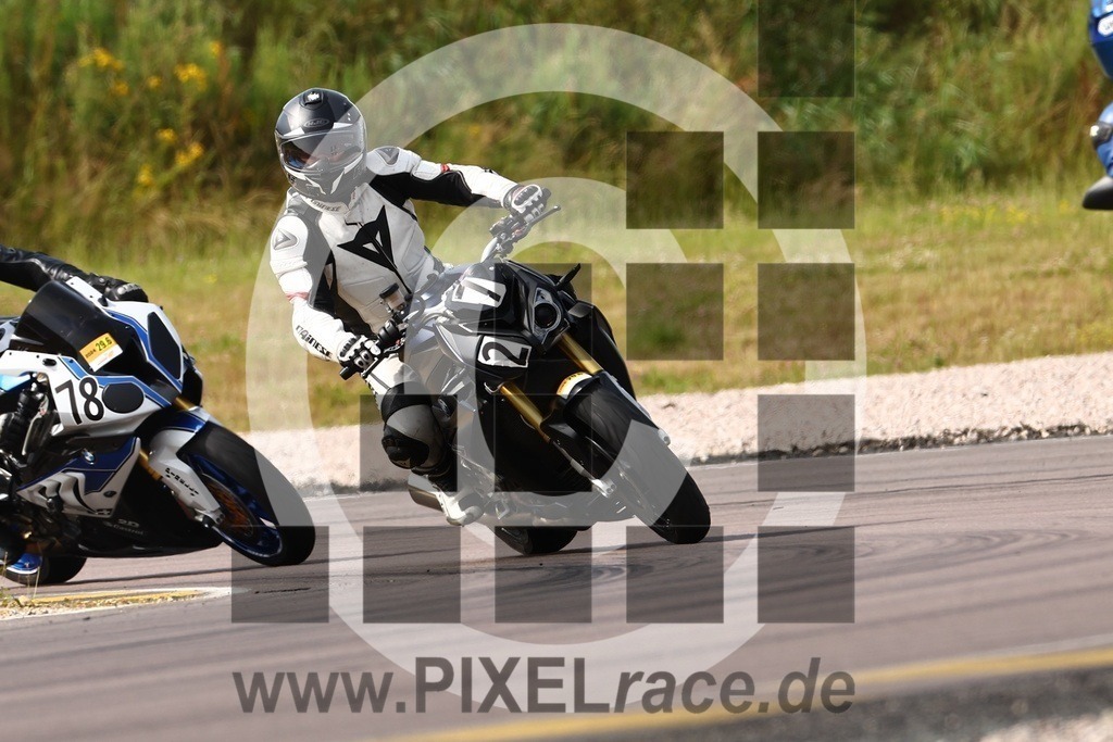 0027-20240629_00572 | Schöne Erinnerungen an spannende Momente - das festzuhalten ist unser Job. PIXELrace.de ist seit 2003 auf den Rennstrecken Europas unterwegs um die Action draußen beim Fahren und die wunderbare Stimmung imm Fahrerlager für euch einzufangen.