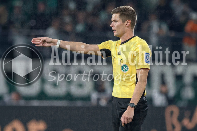 Borussia Mönchengladbach vs Eintracht Frankfurt - Bundesliga  | Mönchengladbach, Deutschland, 27.09.25:   Schiedsrichter Dr. Florian Exner gestikuliert, Gestik waehrend des Spiels der Bundesliga zwischen Borussia Mönchengladbach vs Eintracht Frankfurt im Stadion im Borussia Park(Foto von Brauer-Fotoagentur / Adrian Schlueter)