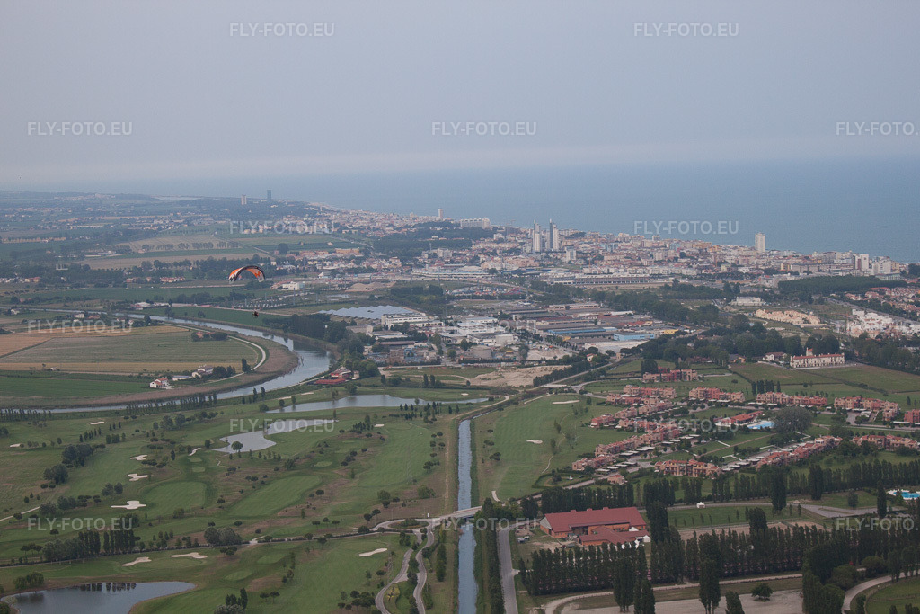 Vue aérienne: Vue de la ville à Lido di Jesolo dans le département Vénétie, Italie – .Photo: IMG_50325.jpg prise le 07/06/2012 par Werner Riehm/FLY-FOTO.eu – Résolution de l'original: 4752 x 3168 px