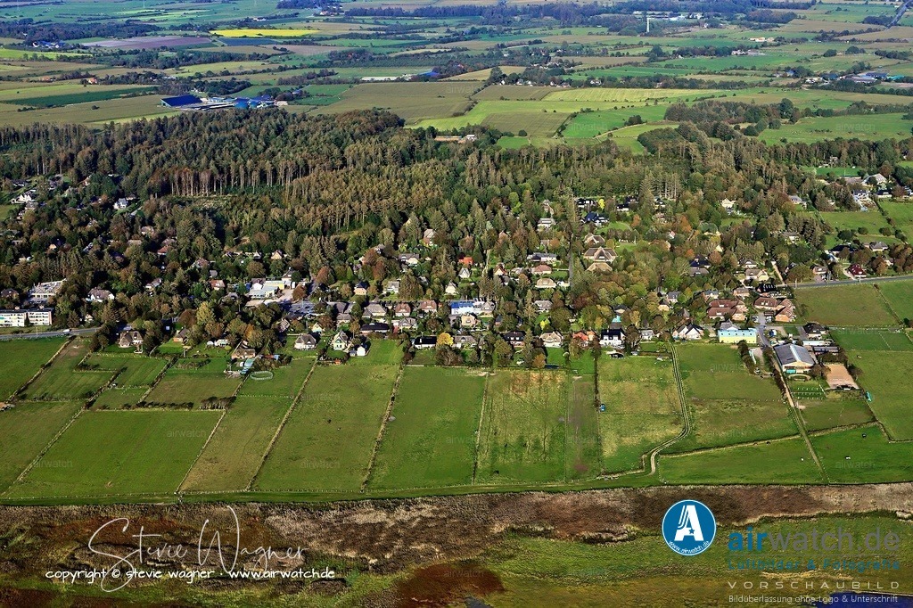 Luftbild Husum - Schobüll - Der Schobüller Wald ist ein Naherholungsgebiet im Husumer Stadtteil Schobüll | Der Schobüller Wald ist ein Naherholungsgebiet im Husumer Stadtteil Schobüll und umfasst etwa 41 Hektar. Er liegt auf einer Anhöhe mit einem höchsten Punkt von bis zu 31 Metern über NN und ist Teil des Landschaftsschutzgebiets Schobüller Berg sowie seit 1974 als Erholungswald erklärt. Der Wald wurde Anfang des 20. Jahrhunderts angelegt, nachdem der ursprüngliche Wald im Mittelalter abgeholzt worden war und eine Heidelandschaft entstand. Er bietet schmale Reit- und Wanderwege durch einen wildreichen Mischwald und offene Heideflächen.