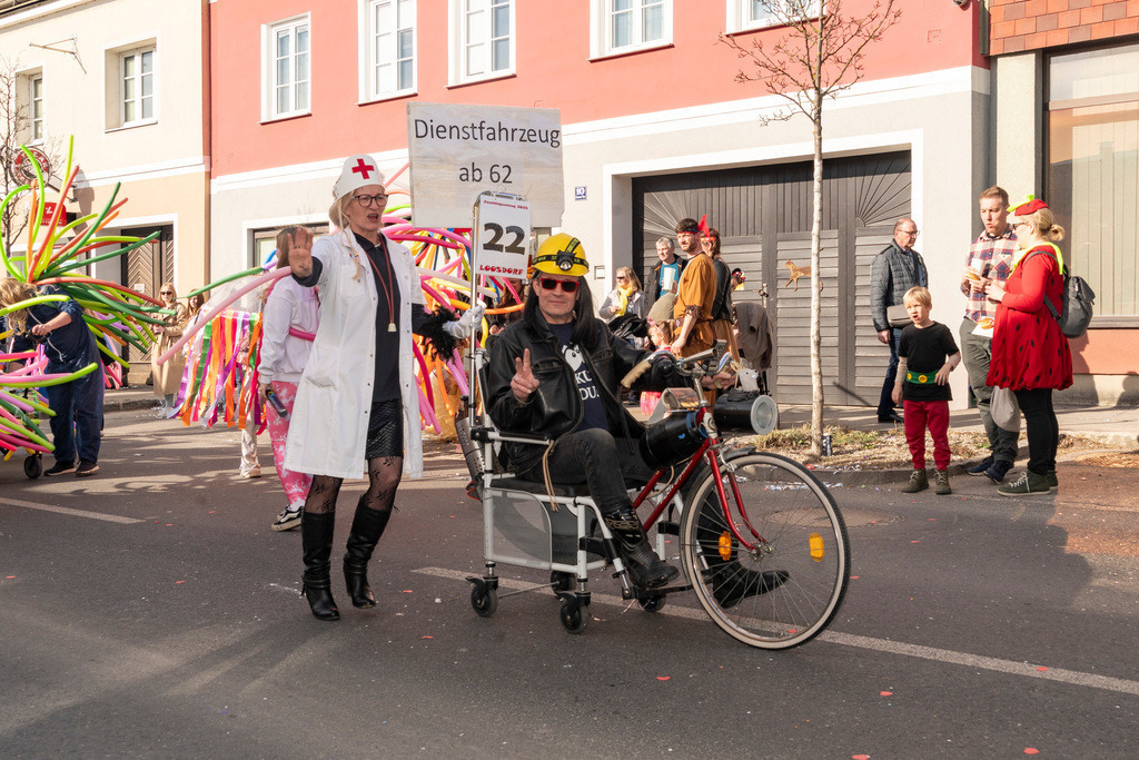 Umzug2025-122_9069 | Fotostrecke: FASCHINGSUMZUG 2025 in Loosdorf. 22 Masken(gruppen)-Teilnehmer: Loosdorfer Vereine, Wirtschaftstreibende, Gemeindeabordnungen sowie Kreditinstitute. rund 700 Besucher entlang der Hauptstrasse. Veranstaltungs-Sicherung durch Mannschaft der FF-Loosdorf mit schwerem Gerät. Maskenprämierung am EKZ-Platz durch Bgm. Thomas Vasku in den Kategorien: Bester Festwagen (Fa. gkonzept-Groissenberger; Beste Personengruppe-ASK-Loosdorf; Beste Einzelperson; Weiteste Anreise-FF Schollach;