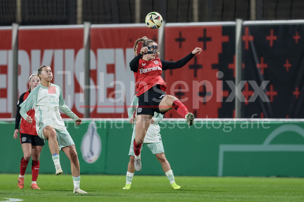 Fussball, DFB-Pokal Frauen, Bayer 04 Leverkusen - SV Werder Bremen | v.li.: Juliette Vidal (Bayer 04 Leverkusen, 56) beim Kopfball, Aktion, Action, Spielszene, DIE DFB-RICHTLINIEN UNTERSAGEN JEGLICHE NUTZUNG VON FOTOS ALS SEQUENZBILDER UND/ODER VIDEOÄHNLICHE FOTOSTRECKEN. DFB REGULATIONS PROHIBIT ANY USE OF PHOTOGRAPHS AS IMAGE SEQUENCES AND/OR QUASI-VIDEO.