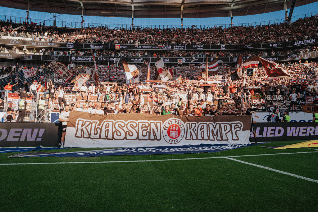 FCS00302 | Der offizielle Shop für FC St. Pauli Fotos. Wähle aus Spielszenen & Fanmomenten dein FCSP Wunschformat. Wir liefern Millerntor-Atmosphäre.