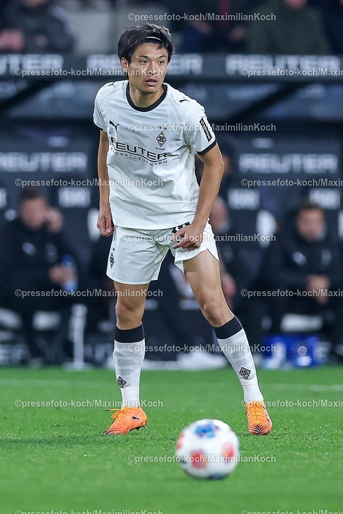 BMG05102502173 | 05.10.2025, Fußball, Borussia Mönchengladbach - SC Freiburg, 1. Fußball Bundesliga, Borussia-Park, Saison 2025 2026: Shuto Machino&nbsp;(Borussia Mönchengladbach #18) DFB regulations prohibit any use of photographs as image sequences and or quasi-video.