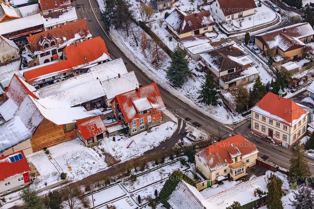 Luftbild: Hauptstraße im Winter im Schnee in Hergersweiler im Bundesland Rheinland-Pfalz in Deutschland. Foto: IMG_23722.jpg vom 16.01.2010 durch Werner Riehm/FLY-FOTO.de