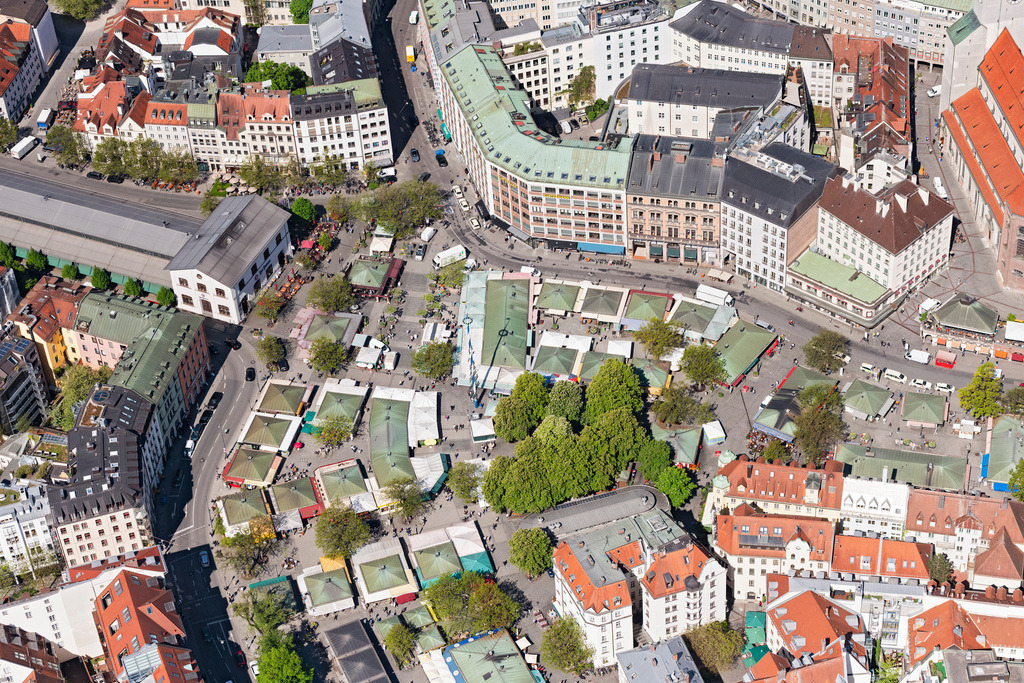 dr__0063588.jpg | MüNCHEN 29.04.2025 Verkaufs- und Imbißstände und Handelsbuden auf dem Viktualienmarkt in München im Bundesland Bayern, Deutschland. // Sale and food stands and trade stalls in the market place on Viktualienmarkt in Munich in the state Bavaria, Germany. Foto: Daniel Reiter
