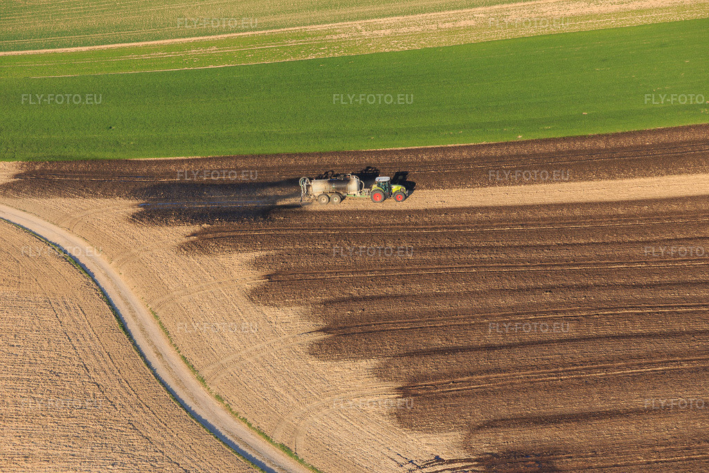 Vue aérienne: Épandage de lisier liquide à Niederlauterbach dans le département Bas Rhin, France – .Photo: IMG_130970.jpg prise le 22/03/2022 par Werner Riehm/FLY-FOTO.eu – Résolution de l'original: 5472 x 3648 px
