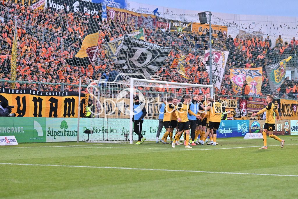 SpVgg Unterhaching - Dynamo Dresden | Jubel der Gaeste nach dem Treffer zum 0-3 durch Stefan KUTSCHKE (Dynamo Dresden 30)  / Tor / Torschuetze / Freude / happy / 3. Liga: SpVgg Unterhaching - Dynamo Dresden, Uhlsportpark am 21.12.2024