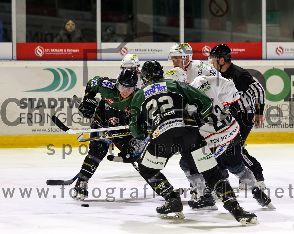 2022-11-04_068_Eishockey_TSV_Erding_gegen_TSV_Peissenberg | Erding, Deutschland, 04.11.2022:
Eishockey, Bayernliga 2022 / 2023, 10. Spieltag, TSV Erding gegen TSV Peißenberg, Endergebnis: 4:3

Marc Barchmann (Erding Gladiators, #10), Christoph Furtner (Erding Gladiators, #22), Dejan Vogl (TSV Peissenberg, #23)

Foto: Christian Riedel / fotografie-riedel.net