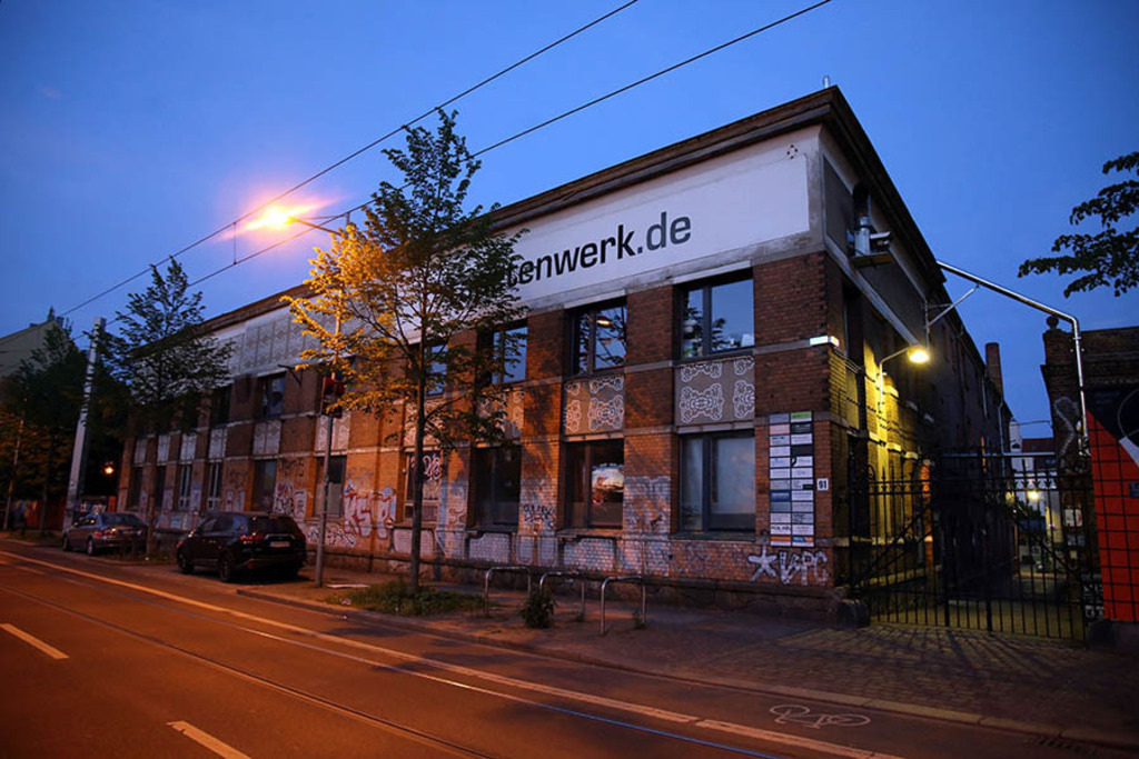 Tapetenwerk bei Nacht | Entdecke über 20 Kategorien Leipzig-Motive: Foto-Downloads, hochwertige Poster, Leinwand- & Fine-Art-Prints. Jetzt Lieblingsfoto im Bildlexikon Leipzig Shop bestellen!
