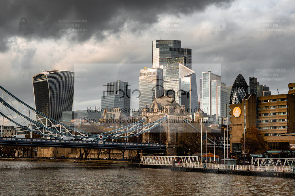 Skyline von London | Zwischen Tradition und Moderne – die Skyline Londons vereint historische Bauwerke wie die Tower Bridge mit den gläsernen Giganten der City.Das dramatische Licht und die dunklen Wolken verleihen der Szene Tiefe und Spannung – ein perfektes Sinnbild für den Kontrast dieser faszinierenden Metropole. - Realisiert mit Pictrs.com