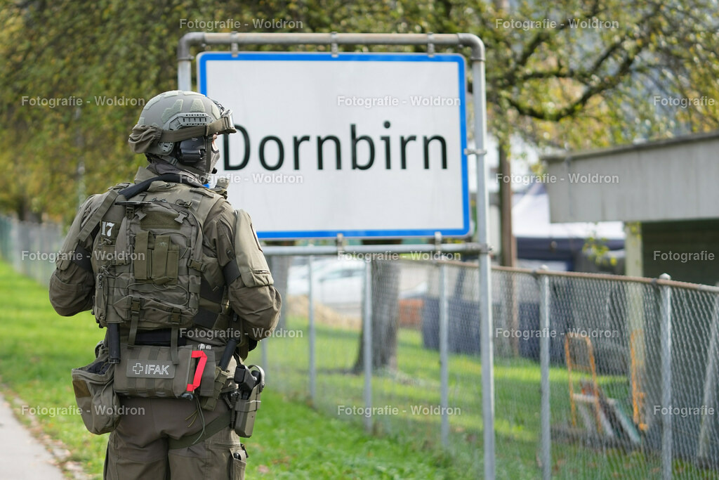20221111 Amoklauf in Mittelschule Haselstauden | DORNBIRN, OESTERREICH - 11. NOVEMBER: Polizeieinsatz waehrend des Amoklaufs in der Mittelschule Haselstauden in Mittelschule Haselstauden on November 11, 2022 in Dornbirn, Austria.
