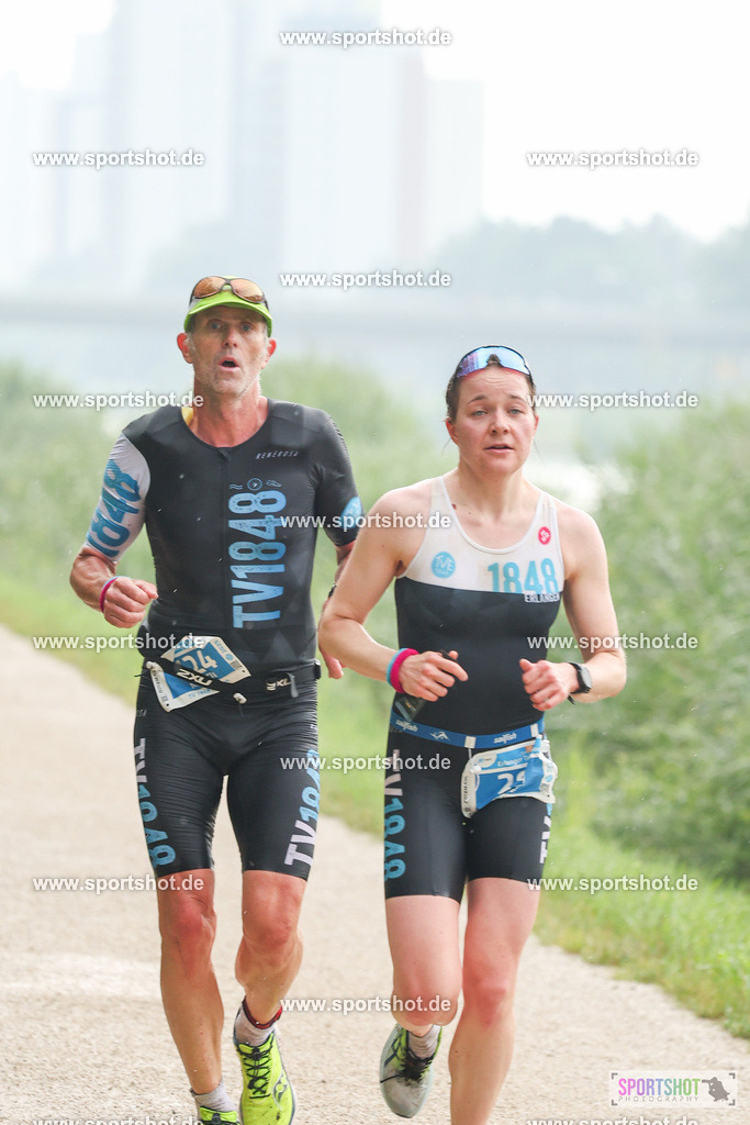LUR_1159 | 34. M-net Erlanger Triathlon 2025 #erlangertriathlon  #mnettriathlon2025 #mnettriathlon #team #olympischedistanz #mitteldistanz #triathlon #maindonaukanal  #erlangertriathlon2025 #yourpictrs #tv1848 #tv1848erlangen  #triathlonbayern #sportinerlangen #demsportverbunden #sportshot_your_pictrs Copyright: www.sportshot.de
