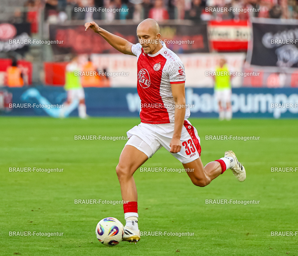 Rot-Weiss Essen - TSV 1860 München - 3.Liga | Essen, Deutschland, 01.08.2025Tobias Kraulich  (Rot-Weiss Essen) Einzelaktion am Ballwährend des 3.Liga Spiels zwischen Rot-Weiss Essen- TSV 1860 München im Stadion an der Hafenstraße am 01.08.2025 in Essen. (Foto von Timo Bluhmki-Schmidt/ Brauer-Fotoagentur)