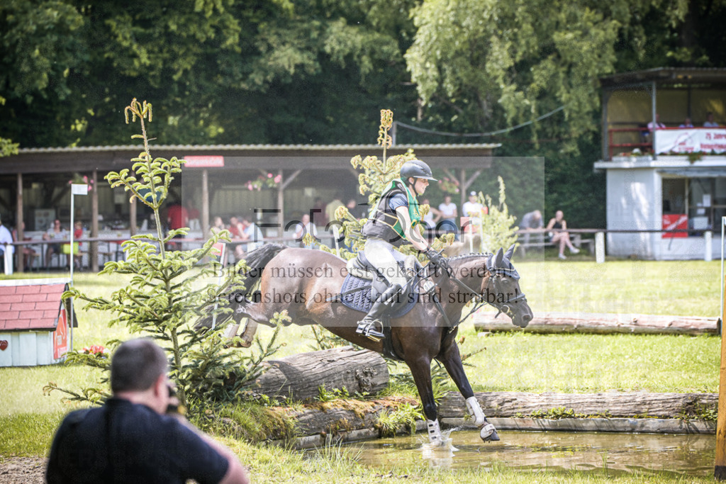 DOS_7058 | Entdecke hochwertige Reitturnierfotos von Foto Oger. Professionell, emotional und authentisch – jetzt Lieblingsmomente im Shop bestellen. - Realisiert mit Pictrs.com
