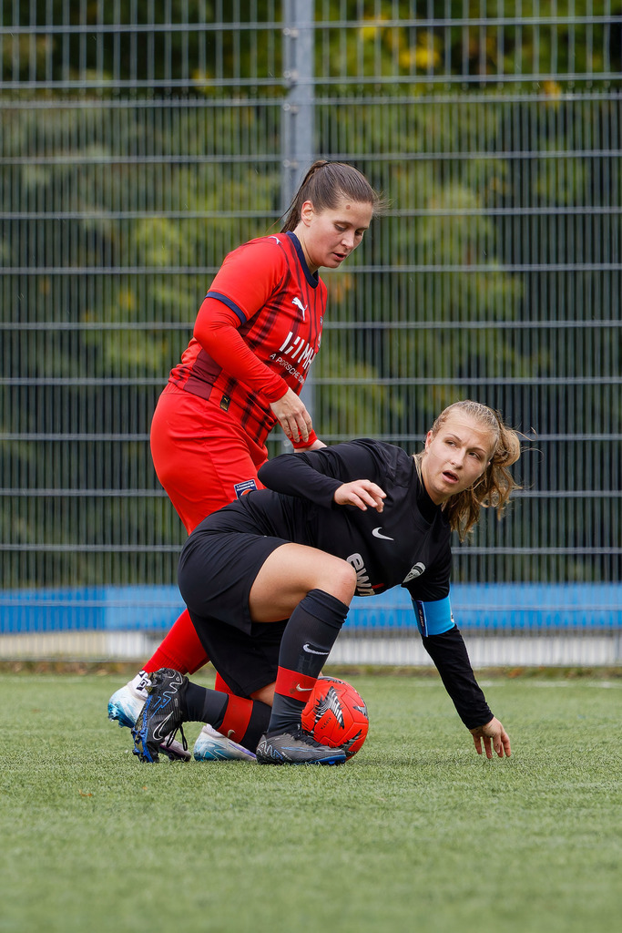 FCHHOH_251005_9772 | 1.FC Heidenheim 1846 II vs. SGM Hohenmemmingen/Sontheim, Fußball, Frauen, Bezirksliga, 2025/2026, 4. Spieltag, 05.10.2025 in Heidenheim, Kunstrasen b. Voith-Arena West(Foto: Michael Bulling) - Realisiert mit Pictrs.com