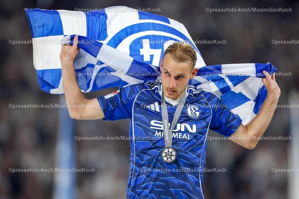 S0417052602037 | 17.05.2026, Fußball, FC Schalke 04 - Eintracht Braunschweig, 34. Spieltag, 2. Fußball Bundesliga, Veltins-Arena Gelsenkirchen, Saison 2025 2026: Schalke 04 ist Meister der 2. Bundesliga. Die Mannschaft gewinnt die Meisterschaft und steht jubelnd auf dem Spielfeld. Freude und Emotionen nach dem Sieg. Timo Becker&nbsp;(Schalke04 #05) mit einer Schalke Fahne umhängend  DFB regulations prohibit any use of photographs as image sequences and or quasi-video.