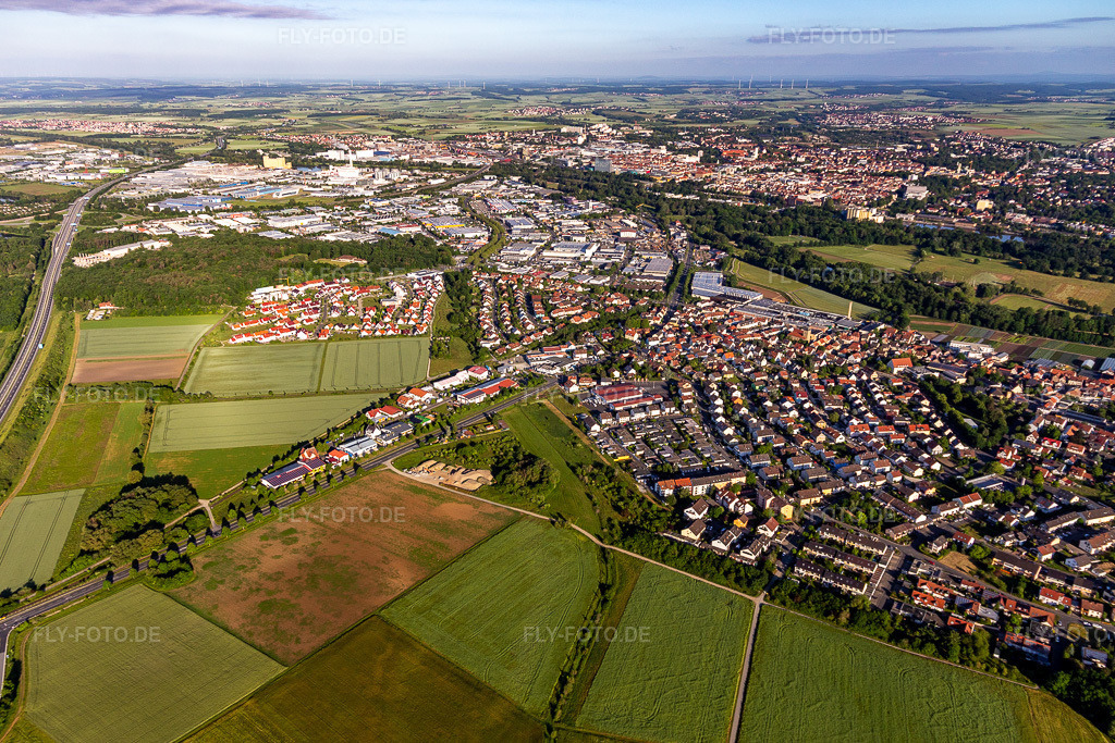 Luftbild: Ortsansicht der Straßen und Häuser der Wohngebiete in Sennfeld im Bundesland Bayern in Deutschland. Foto: IMG_127081.jpg vom 13.06.2021 durch Werner Riehm/FLY-FOTO.de
