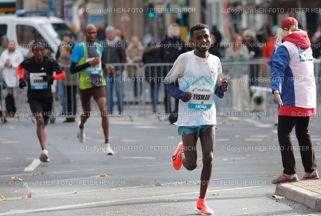 42. Mainova Frankfurt Marathon 2025 | 26.10.2025 Frankfurt Marathon bei plus 9 Grad und trockenem Wetter hier Bildmitte Yismaw Yitayew (15) kurz vor dem Ziel (Foto: Peter Henrich) - Realisiert mit Pictrs.com