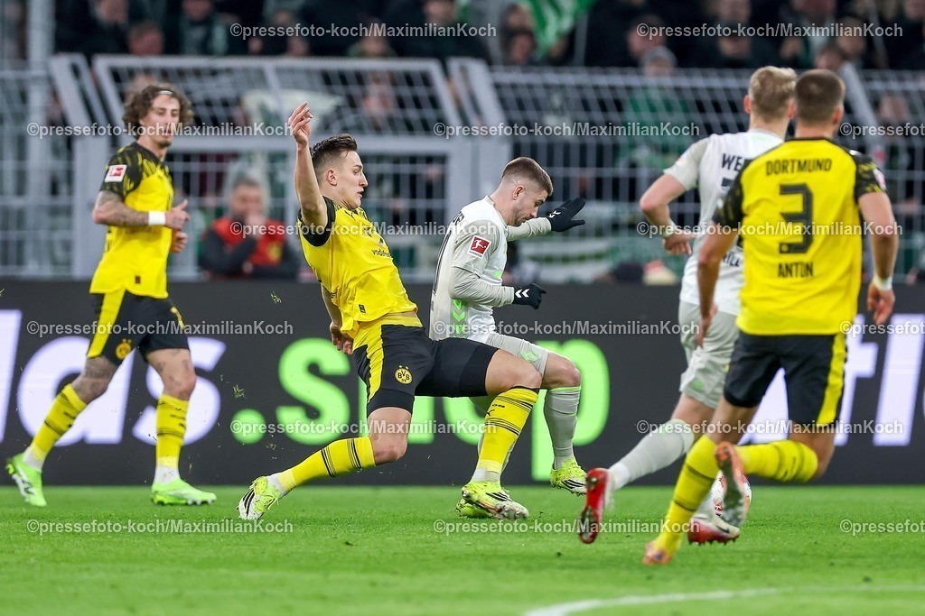BVB13012601048 | 13.01.2026, Fußball, Borussia Dortmund - SV Werder Bremen,, 1. Fußball Bundesliga, 17. Spieltag, Signal Iduna Park, Saison 2025 2026: Nico Schlotterbeck (BVB #04) Grätsche im Zweikampf gegen  Romano Schmid (SV Werder Bremen #20)  DFB regulations prohibit any use of photographs as image sequences and or quasi-video.