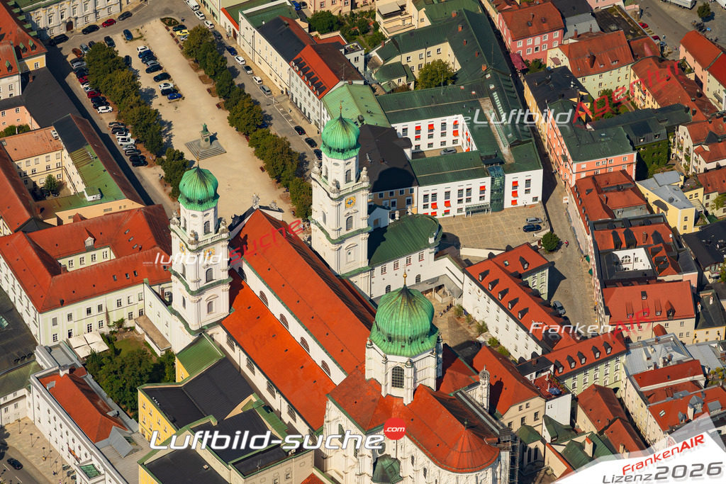 Klassische Luftaufnahme ohne Drohne zeigt:Domplatz bei Passau - Die Luftbildaufnahme wurde 2025 vom UL-Flugzeug heraus erstellt ( keine Drohne ) - Hochauflösende Luftaufnahme -Nicht vergleichbar mit Google Maps oder Satelittenbilder- Die Geschenkidee !Mit Lizenz und Bildrechte bestellbar