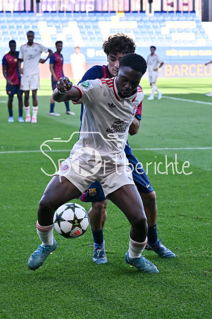 FC Barcelona U19 - FC Bayern München U19 | im Duell Michael SCOTT (FCB #11) und Jan VIRGILI (FC Barcelona U19 #7) / Zweikampf / UEFA Youth League: FC Barcelona U19 - FC Bayern München U19, Estadi Johan Cruyff am am 23.10.2024