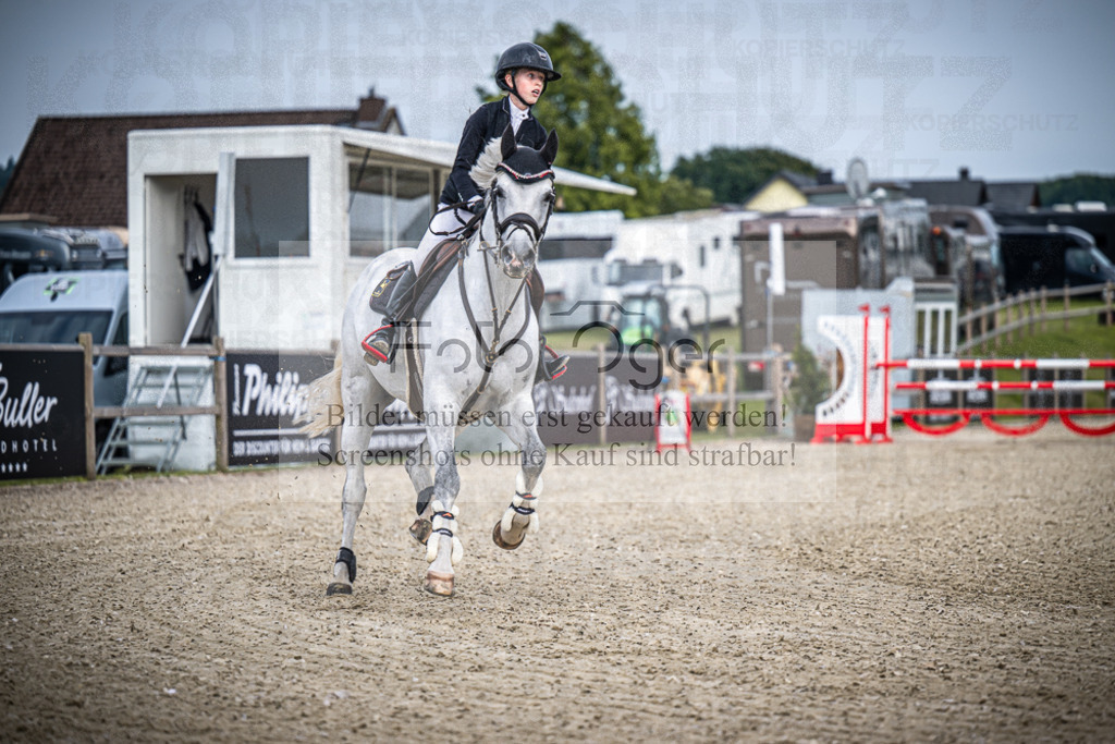 DOS_3790 | Entdecke hochwertige Reitturnierfotos von Foto Oger. Professionell, emotional und authentisch – jetzt Lieblingsmomente im Shop bestellen.Deutschlandweite Turnierfotografie. - Realisiert mit Pictrs.com