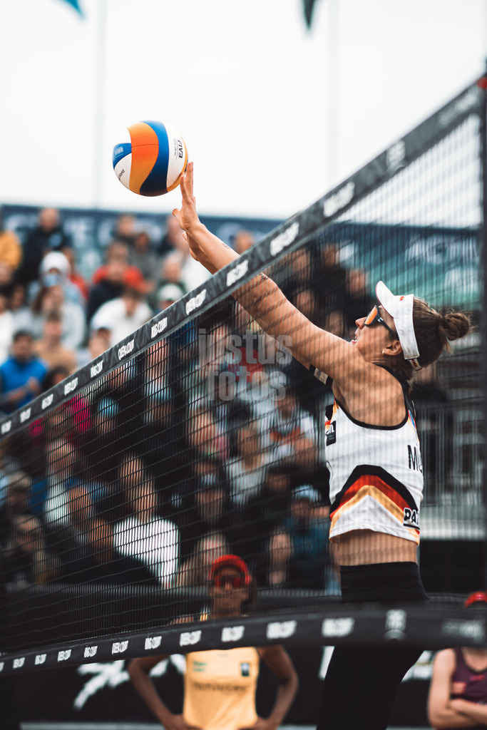 Beachvolleyball | Frauen | Queen and King of the Court | Hamburg | 02.06.2024 | Svenja Müller beim Block