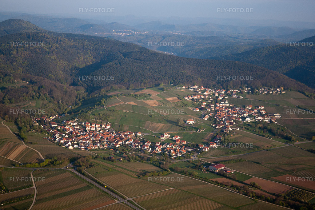 Luftbild: Ortsansicht im Ortsteil Gleishorbach in Gleiszellen-Gleishorbach im Bundesland Rheinland-Pfalz in Deutschland. Foto: IMG_39620.jpg vom 16.04.2011 durch Werner Riehm/FLY-FOTO.de