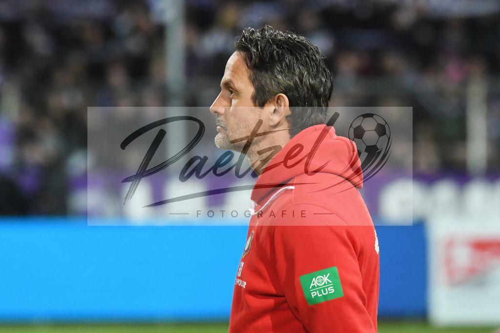 20200221_OSNAUE_0017 | Fussball, Herren: Trainer Dirk Schuster (Erzgebirge Aue) schaut bei dem Spiel der 2. Bundesliga zwischen VfL Osnabrueck und FC Erzgebirge Aue im Stadion an der Bremer Bruecke am 21.02.2020 in Osnabrueck, Deutschland.DFB / DFL REGULATIONS PROHIBIT ANY USE OF PHOTOGRAPHS AS IMAGE SEQUENCES AND/OR QUASI-VIDEO. - Realisiert mit Pictrs.com
