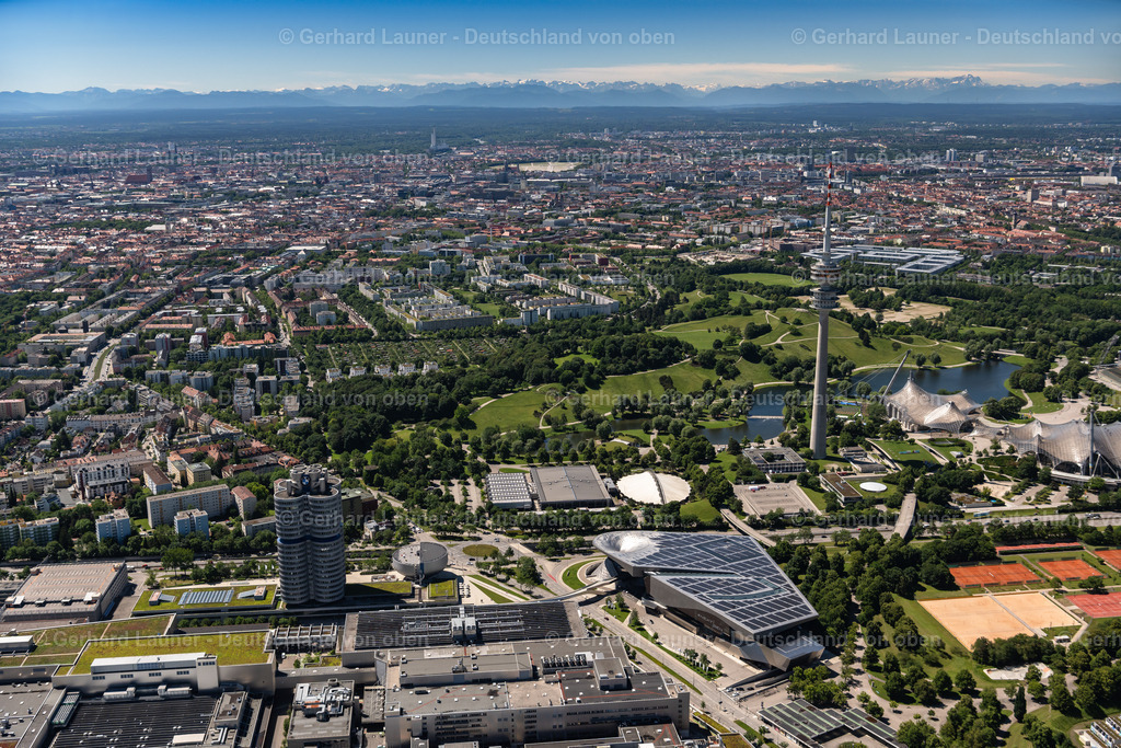 4031089 | MüNCHEN 12.06.2020 Die BMW-Welt ist ein kombiniertes Ausstellungs-, Auslieferungs-, Erlebnis-, Museums- und Eventgebäude in München im Bundesland Bayern und ist Teil der Konzernzentrale des Automobilherstellers BMW. In der sogenannten Markenwelt, einem Ausstellungspavillon, werden die aktuellen Modelle von BMW, MINI, Rolls-Royce Motor Cars und BMW Motorrad sowie Innovationen und Technik präsentiert. Weiterführende Informationen bei: BMW Bayerische Motoren Werke AG,  COOP HIMMELB(L)AU Wolf D. Prix / W. Dreibholz & Partner ZT GmbH. // The BMW Welt is a combined exhibition, delivery, adventure, museum and event venue in Munich in Bavaria and is part of the corporate headquarters of the car manufacturer BMW. In the so-called brand world, an exhibition pavilion, the current models of BMW, MINI, Rolls-Royce Motor Cars and BMW Motorrad, innovations and technology are presented. Further information at: BMW Bayerische Motoren Werke AG,  COOP HIMMELB(L)AU Wolf D. Prix / W. Dreibholz & Partner ZT GmbH. Foto: Gerhard Launer