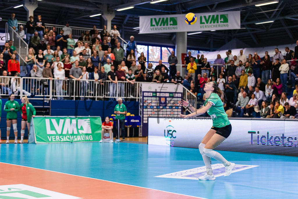 Volleyball, 1. Bundesliga Frauen, Hauptrunde, 1. Spieltag, Saison 2025/2026: USC Münster - SSC Palmberg Schwerin | 1. Bundesliga Frauen, Hauptrunde, 1. Spieltag, Saison 2025/2026, USC Münster empfängt SSC Palmberg Schwerin in der Sporthalle Berg Fidel in Münster. Foto: sportfotografie.ms | Markus Paletta - Realisiert mit Pictrs.com