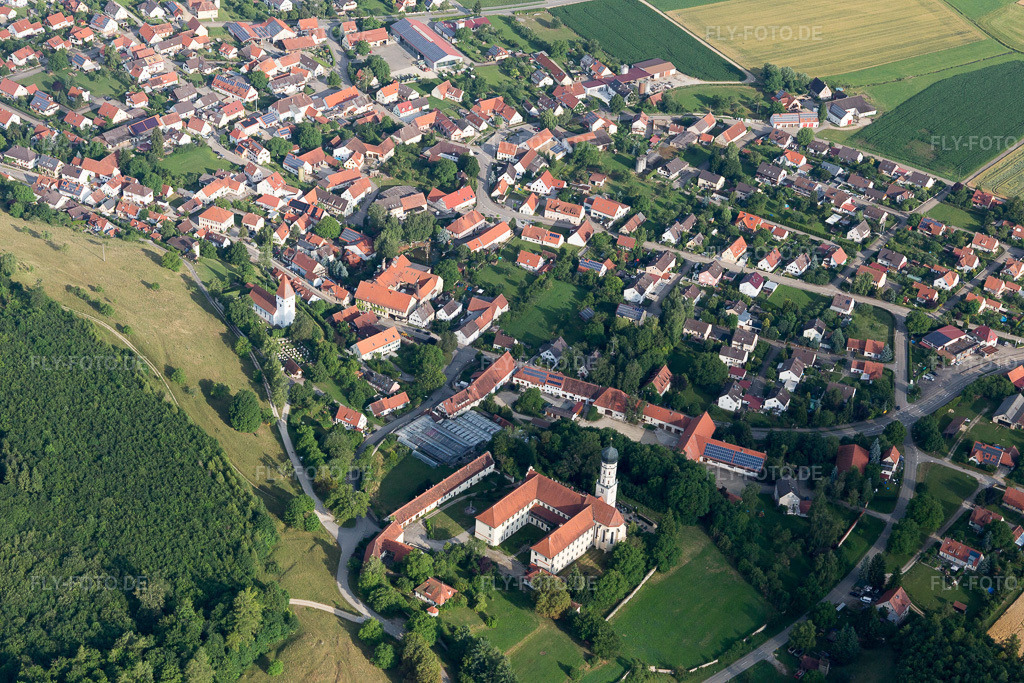 Luftbild: Gebäudekomplex des Klosters Mönchsdeggingen in Mönchsdeggingen im Bundesland Bayern in Deutschland. – Foto: IMG_101651.jpg vom 08.07.2017 durch Werner Riehm/FLY-FOTO.de – Auflösung des Originals: 5472 x 3648 px