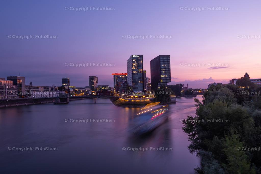 Medienhafen Düsseldorf am Abend | Langzeitbelichtung am Abend im Düsseldorfer Medienhafen. - Realisiert mit Pictrs.com