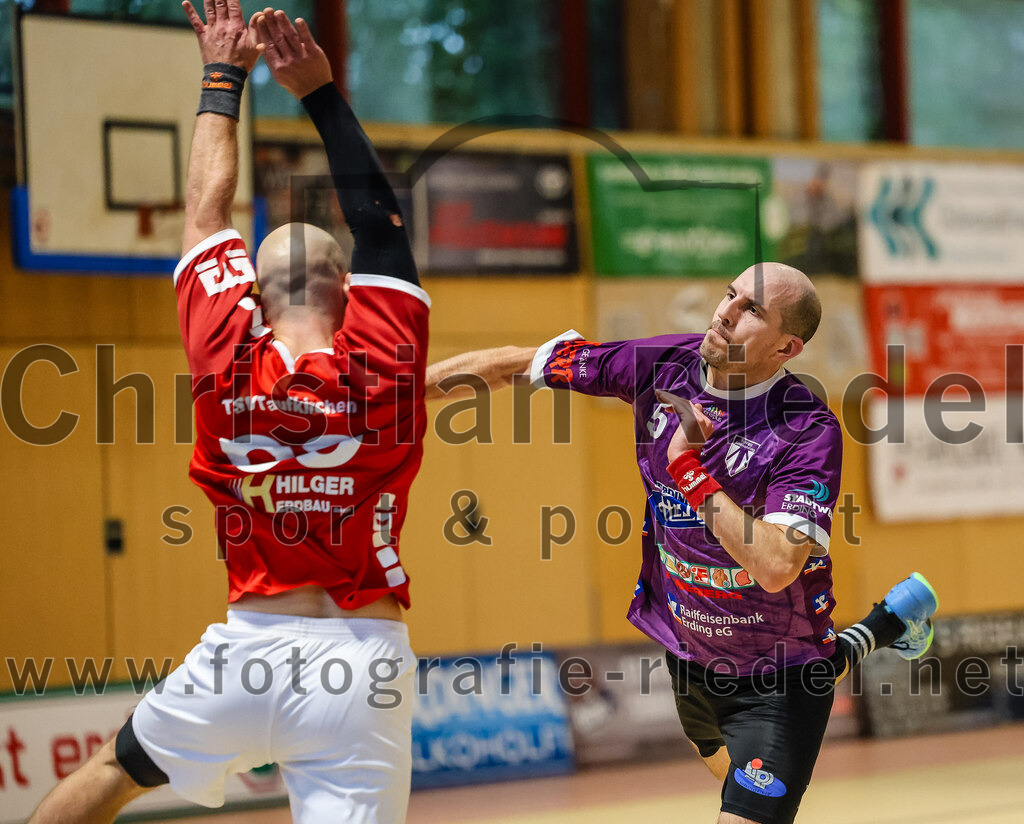 2024-10-20_002_SpVgg_Altenerding_II_gegen_TSV_Taufkirchen-Vils | Erding, Deutschland, 20.10.2024:Handball, Bezirksliga Männer Ost 2024 / 2025, 3. Spieltag, SpVgg Altenerding II gegen TSV Taufkirchen/Vils, Endergebnis: 15:20Andreas Rej (TSV Taufkirchen/Vils, #69), Daniel Sagert (SpVgg Altenerding, #5)Foto: Christian Riedel / fotografie-riedel.net