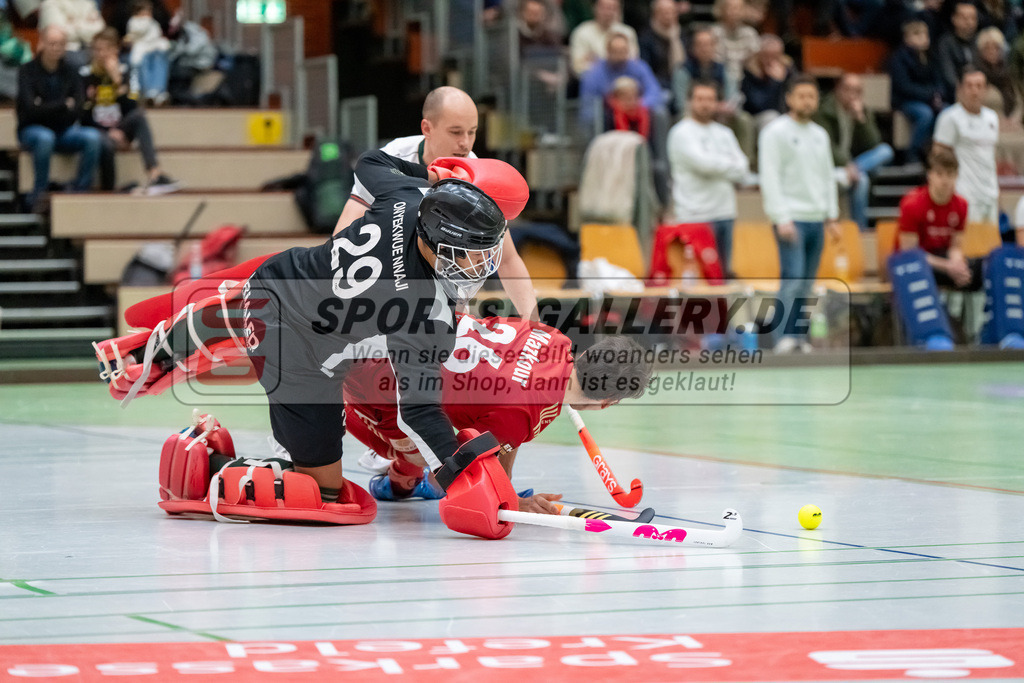HK_20241214_100254 | 1. Bundesliga Halle Herren Crefelder HTC - Rot-Weiss Köln am 14.12.2024 Halle Glockenpitz, Krefeld , Elian Mazkour ( Rot-Weiss Köln #26 ) , Joshua Onyekwue Nnaji Torwart ( Crefelder HTC #29 )