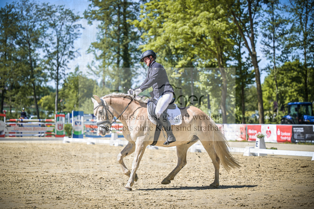 DOS_9049 | Entdecke hochwertige Reitturnierfotos von Foto Oger. Professionell, emotional und authentisch – jetzt Lieblingsmomente im Shop bestellen.Deutschlandweite Turnierfotografie. - Realisiert mit Pictrs.com